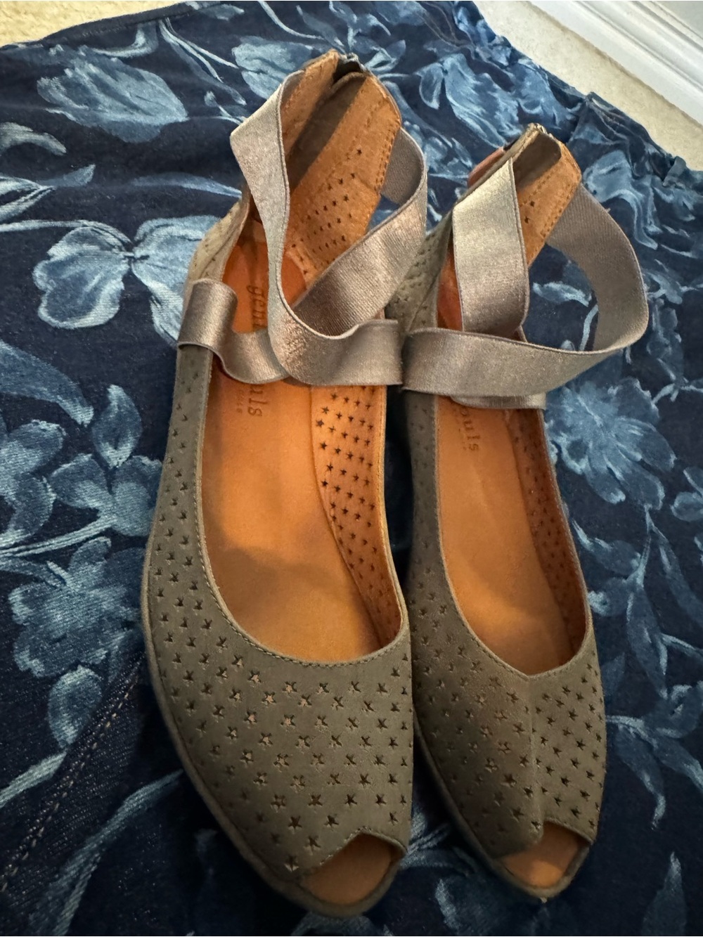 Gentle Souls by Kenneth Cole Women’s Gray Peep-Toe Ankle Ballet Flats - Picture 4 of 7